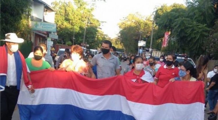 Protesta frente al Hospital de Areguá ante precariedades y falta de médicos