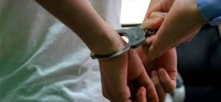 Detienen a hombre por presunto abuso a su hijastra de 15 años