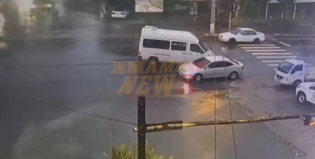 Furgoneta del Ministerio de Justicia cruzó en rojo y causó un accidente en Villarrica