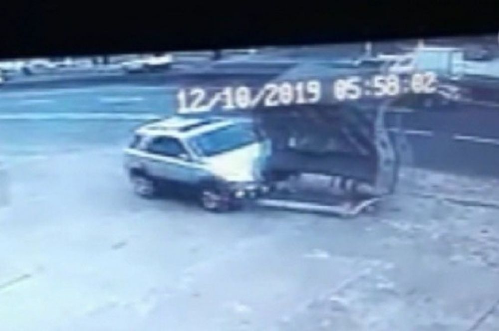 Conductor choca parada de bus y deja tres personas heridas