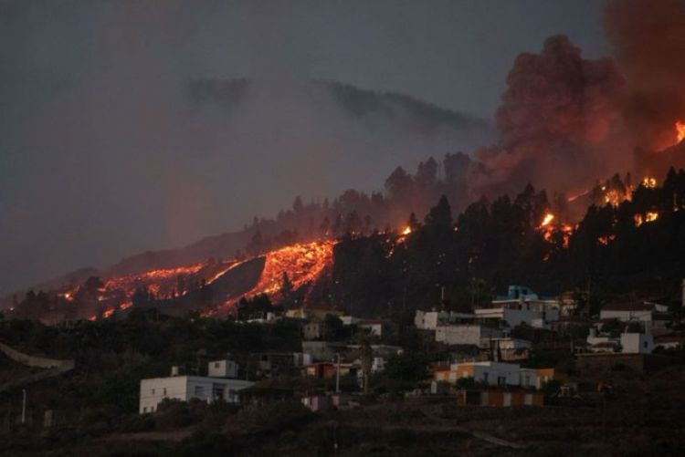 Dos mil evacuados por la erupción de un volcán en isla Canarias