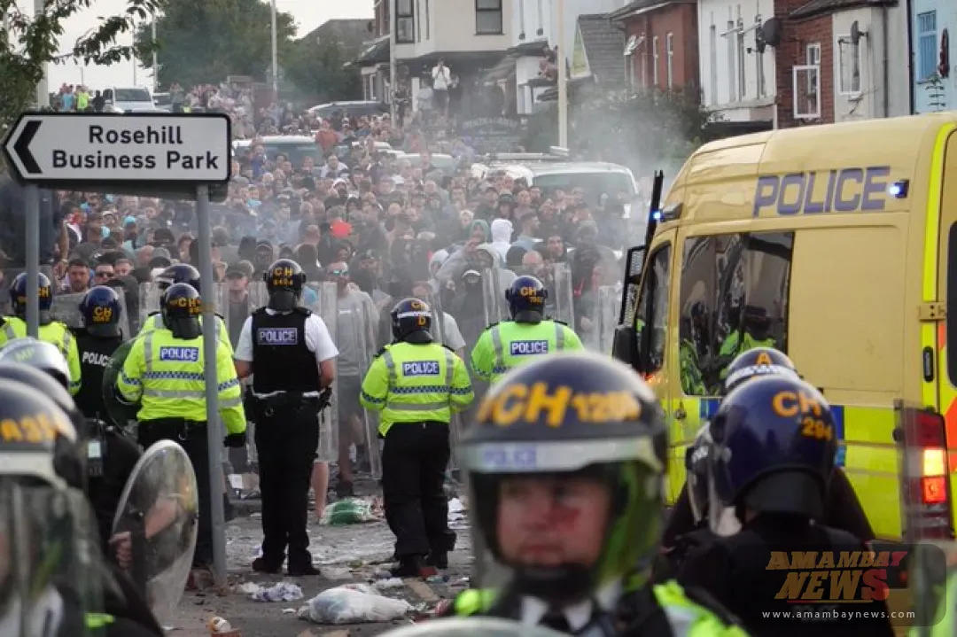 Más de 100 detenidos en las protestas en Londres tras el apuñalamiento de niños