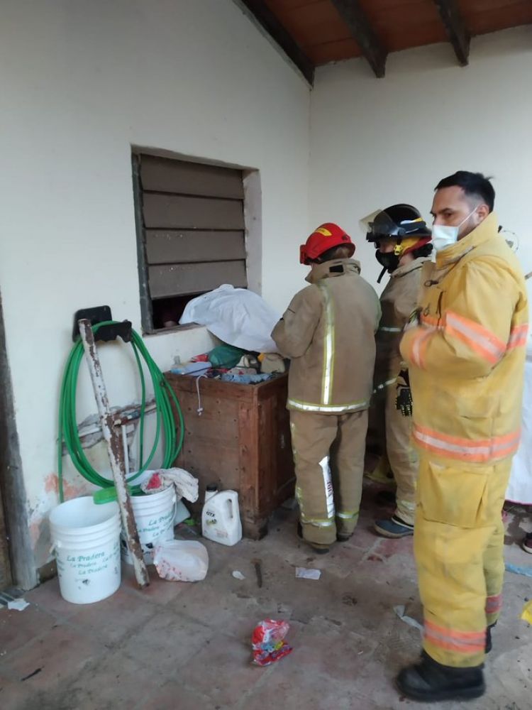Farreó, olvidó sus llaves, trató de entrar por la ventana y quedó atrapado