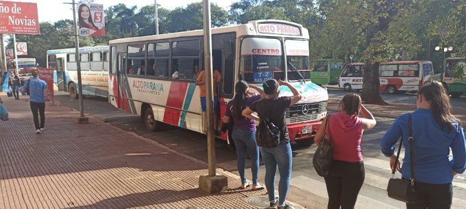 El pésimo servicio del transporte público sigue castigando a los esteños