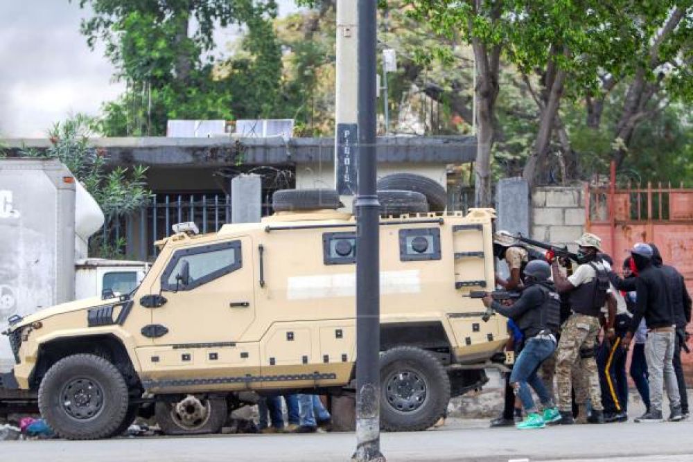 Al menos dos muertos en enfrentamientos entre policías y militares en Haití