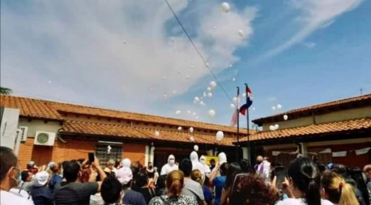 Triste despedida a enfermera que falleció de Covid-19 en Hospital de Calle""i
