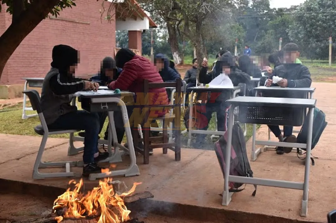 Sin aulas, a la intemperie y con fogatas: así estudian, sentados en pupitres chinos