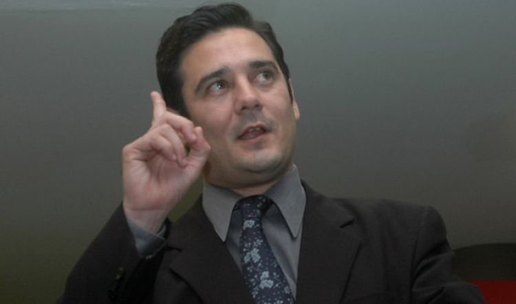 “A patadas” rajarían a un senador cartista, sí destituyen a legisladora