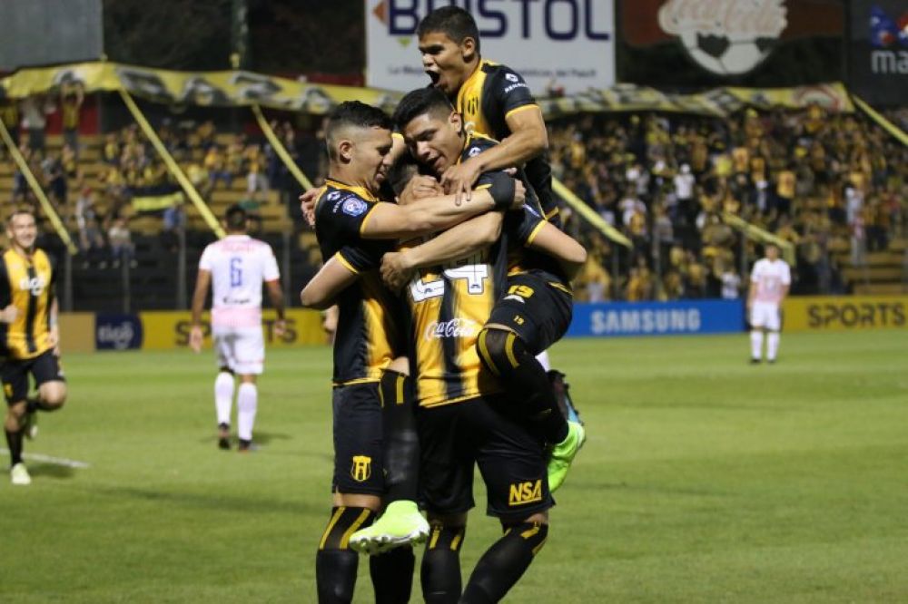 Goleada aborigen ante el Rayadito