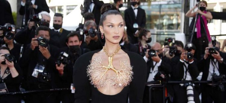 Bella Hadid impacta en Cannes con un simbólico vestido