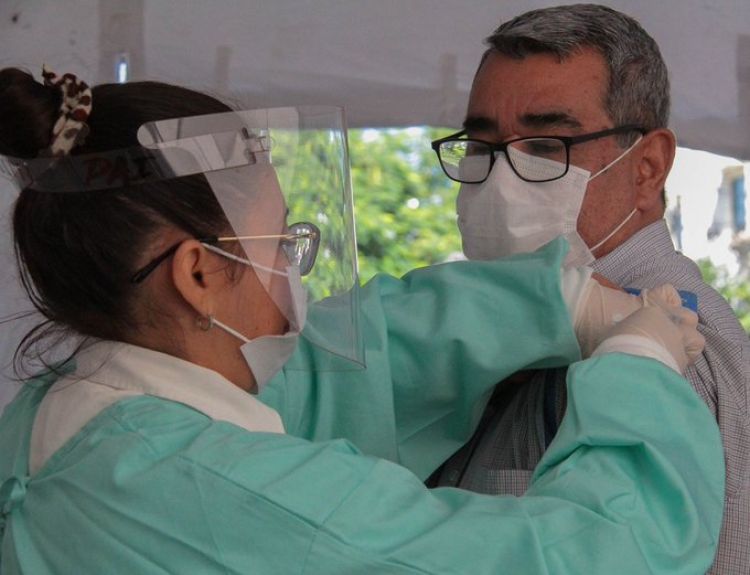 Más de 30 mil profesionales de salud faltan por inmunizar
