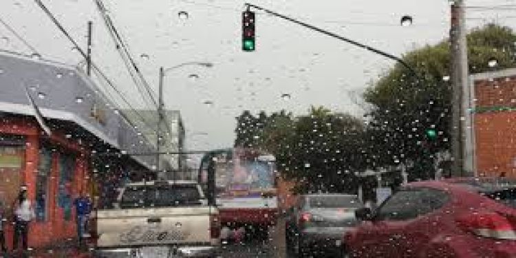 Pronostican un jueves muy caluroso con lluvias a partir de la tarde
