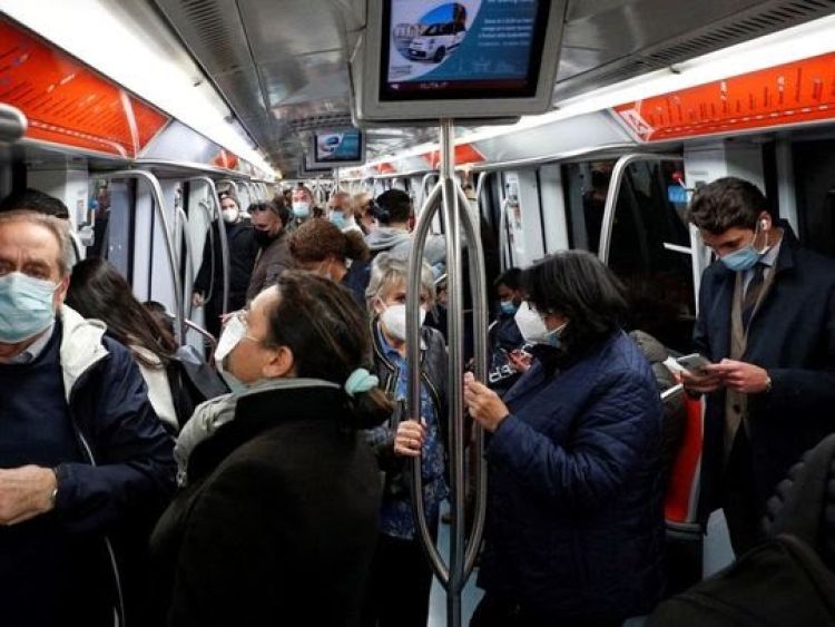 Italia prohíbe transporte público a no vacunados contra Covid-19