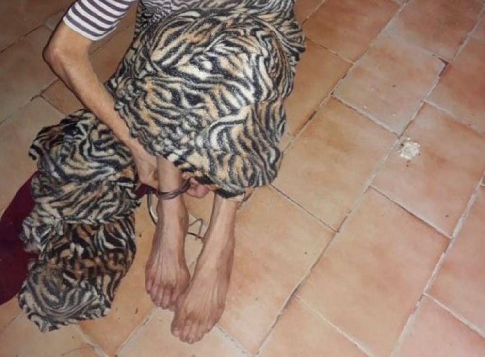 Detienen a un hombre por mantener atada a su madre de 74 años