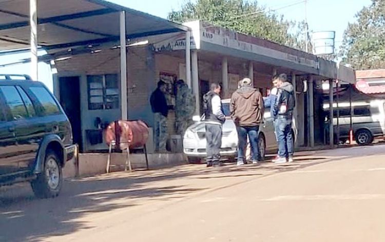 Se filtran imágenes de encuentro semanal de contrabandistas y marinos para la coimeada en Presidente Franco