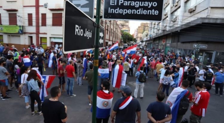 Cientos de personas vuelven a congregarse en el microcentro en el cuarto día de manifestaciones