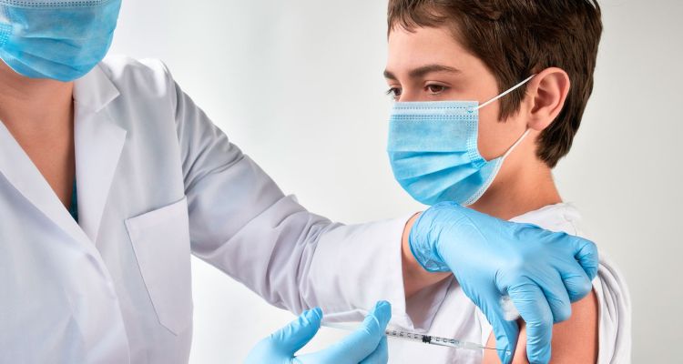 Menores de 12 a 17 años con comorbilidades reciben su segunda dosis, este jueves y viernes