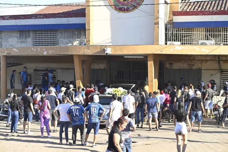 A los gritos de “clan Rotela”, joven acribillado es despedido frente al penal de Tacumbú
