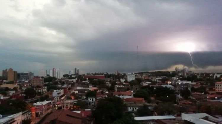 Sábado caluroso, con posibles lluvias y tormentas eléctricas en todo el país