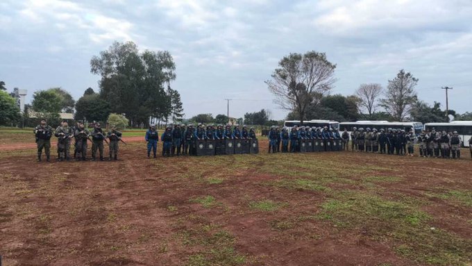 Con fuerte dispositivo policial, desalojan a unas 80 familias de una propiedad en Edelira