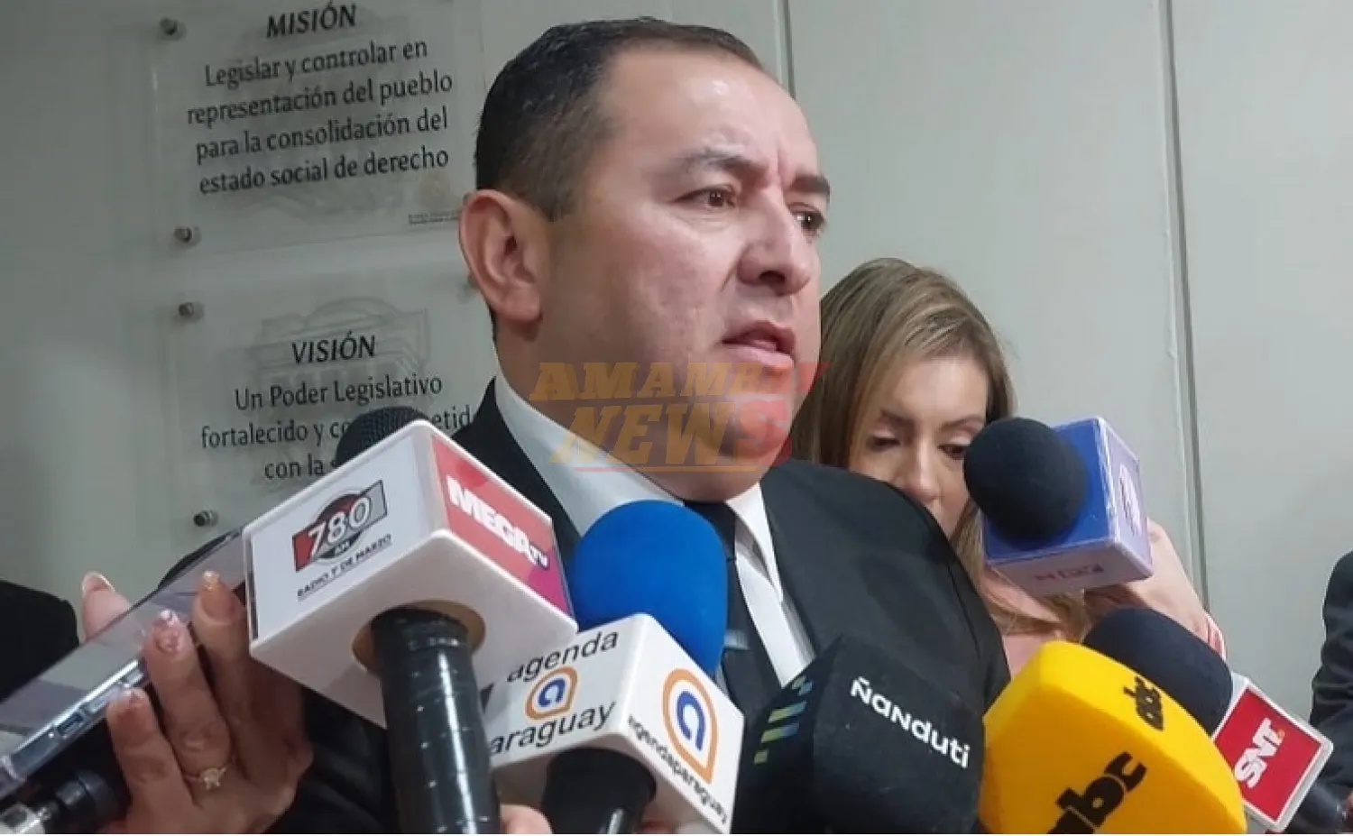 Senador plantea eliminar jubilación parlamentaria y limitar montos
