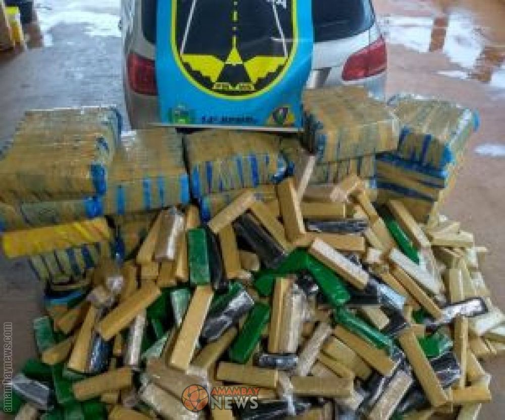 Traficantes abandonam veículo carregado com 883 quilos de maconha