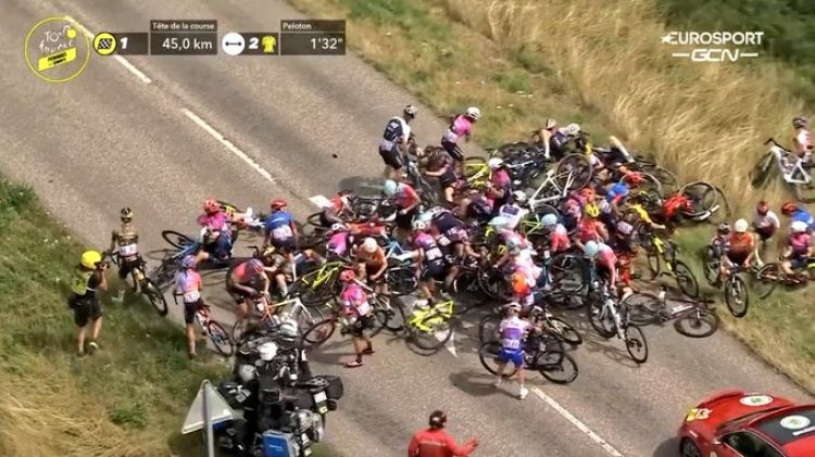 Unas 40 ciclistas protagonizaron un gran choque en el Tour de France