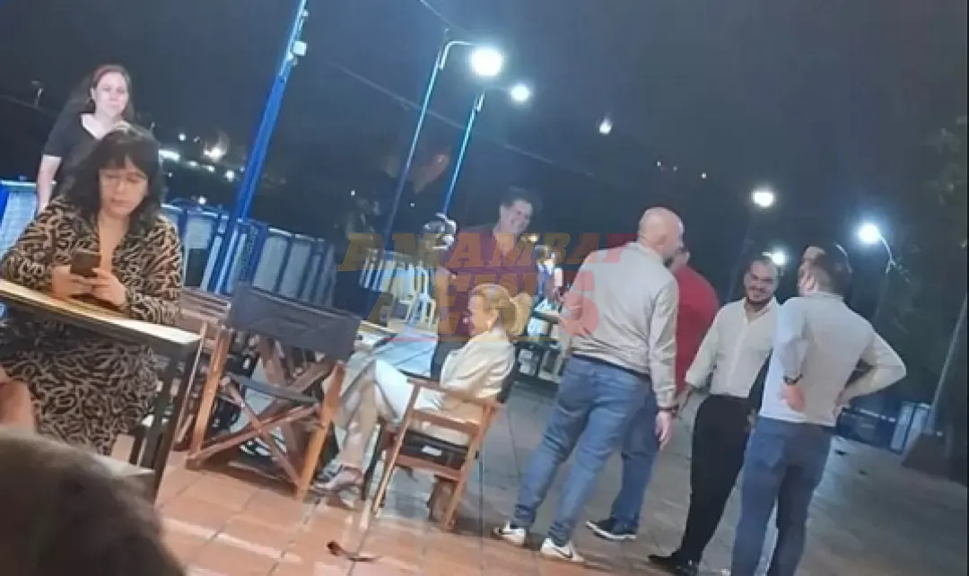 Escrachan a Arévalo y Carolina González en un restaurante de Asunción