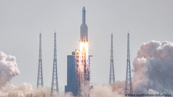 China envía tres astronautas hacia su estación espacial Tiangong