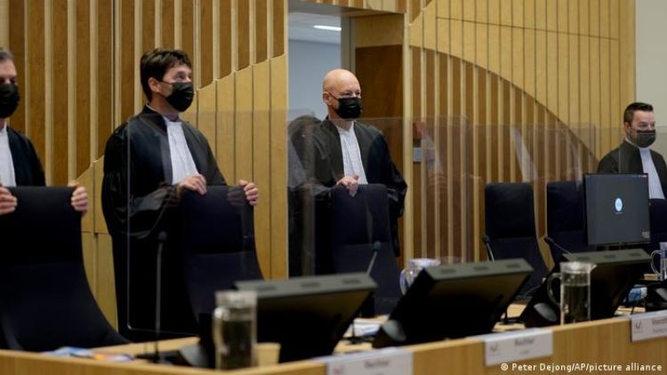 Fiscalía neerlandesa pide cadena perpetua para acusados de derribar avión MH17