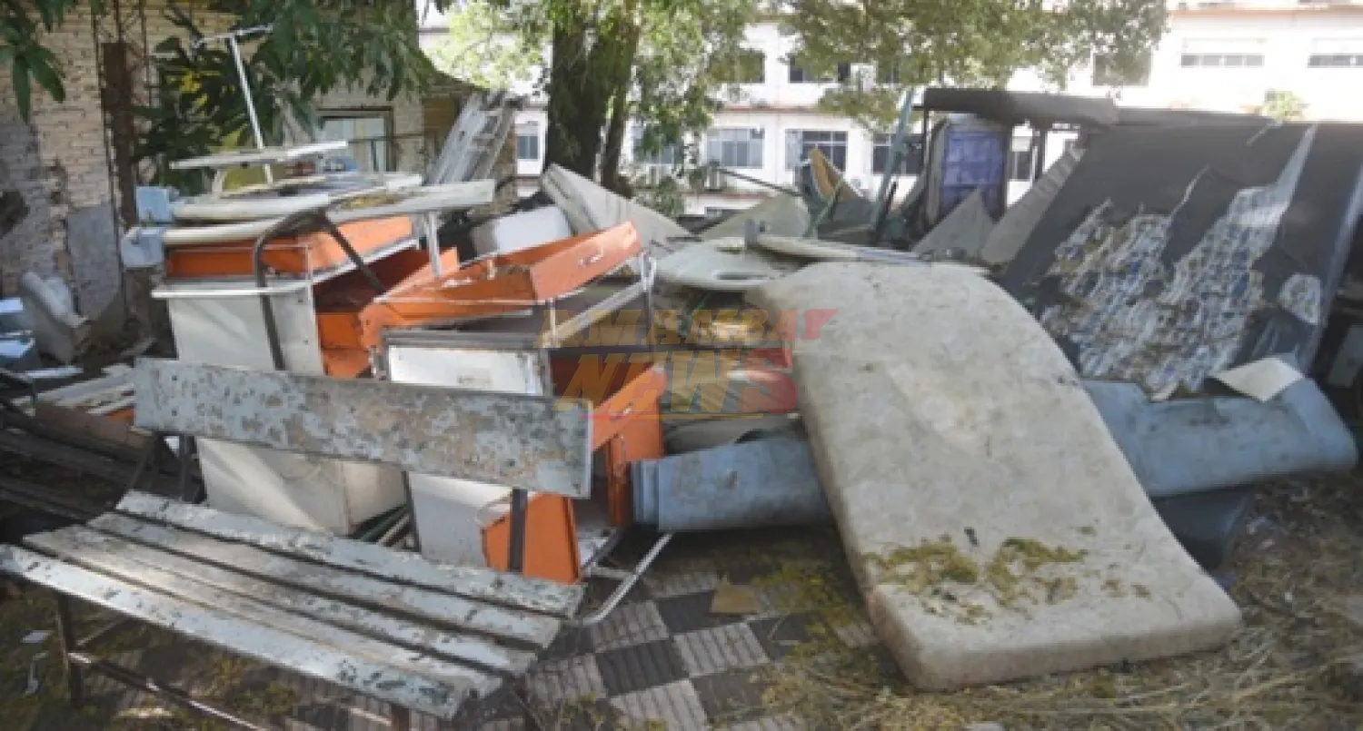 Lo que el IPS esconde tras su edificio: camas abandonadas, residuos médicos y promesas de limpieza