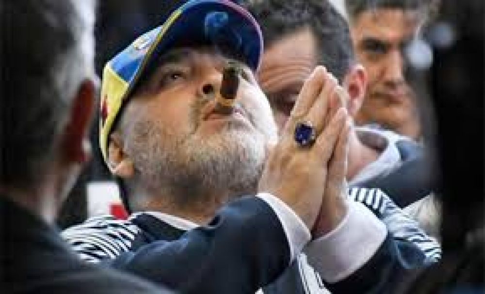 Maradona cumple 59 años arropado por el amor de la afición
