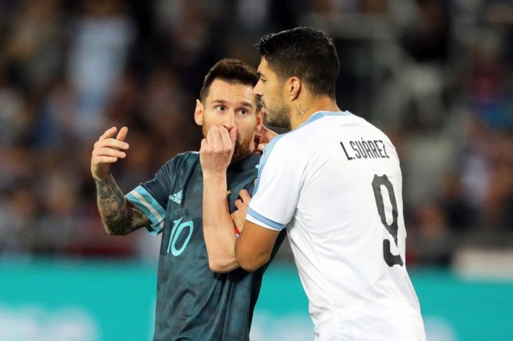 Messi y Luis Suárez empatan el Clásico del Río de la Plata