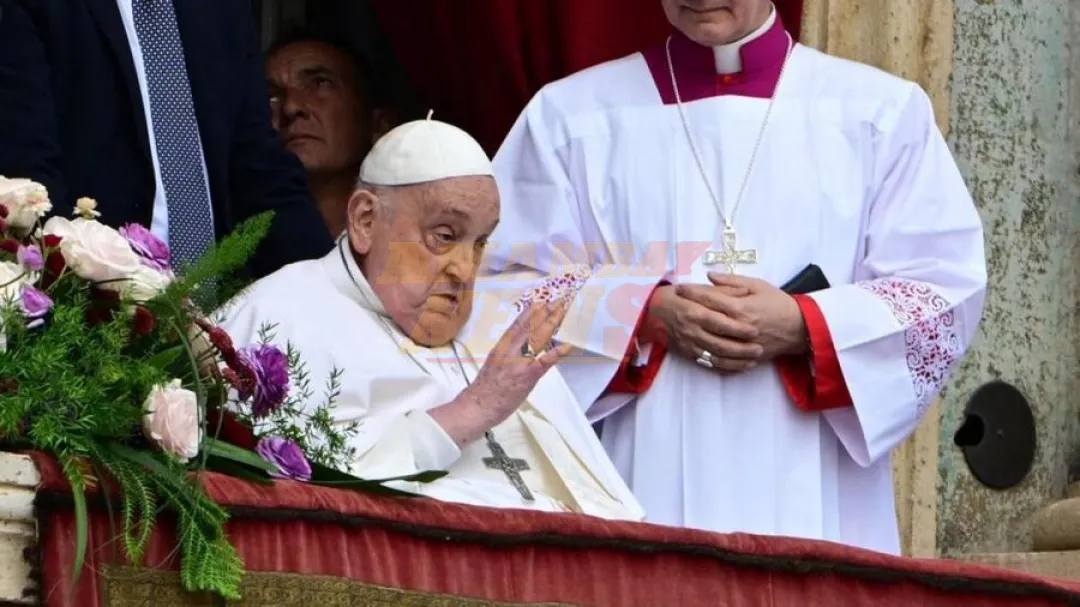 ‘Feliz Pascua’, dice el papa Francisco desde el balcón de la Basílica de San Pedro