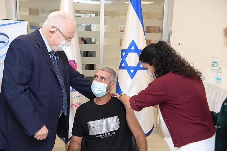 Israel acortó a tres meses el lapso entre segunda y tercera dosis de la vacuna anticovid