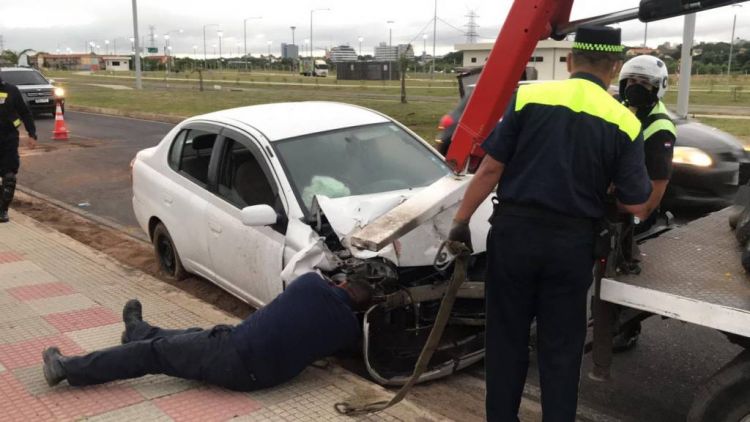 Conductora chocó contra transformador de la ANDE y costanera quedó sin luz