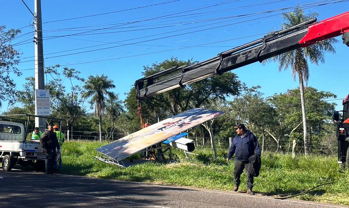 Patrulla Caminera retira carteles instalados de manera irregular en las rutas