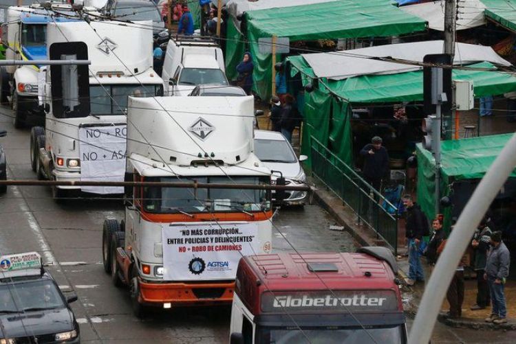 Gremio de camioneros inicia huelga en Chile en protesta por ataques en sur del país