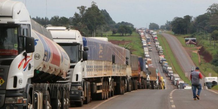 Gobierno intenta levantar paro de camioneros a través de mediación