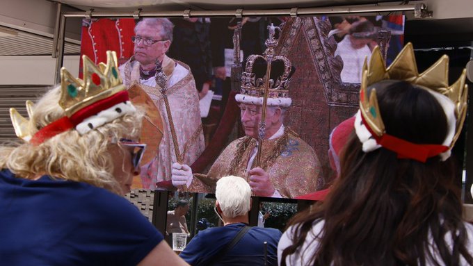 Carlos III es coronado en Reino Unido: "Dios salve al Rey"