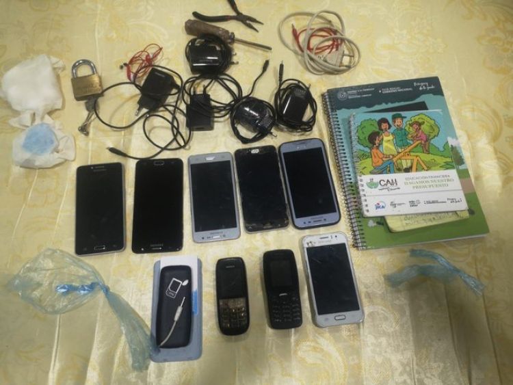 En el sector femenino de la cárcel de Itapúa incautan celulares, cargadores y drogas