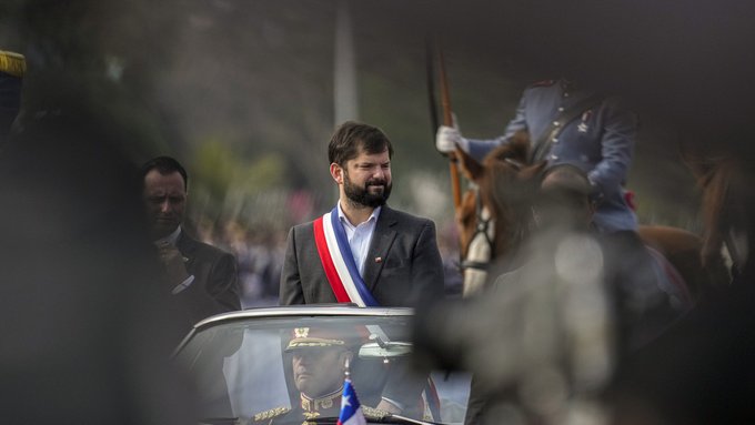 Boric es abucheado durante el desfile de la tradicional Parada Militar en Chile
