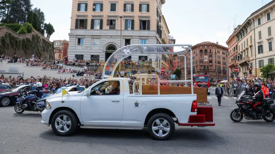 Casi 200.000 personas asisten al cortejo fúnebre que traslada restos del Papa