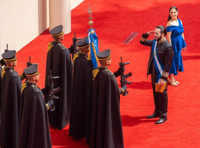 El llamativo traje de Bukele que pone en discusión el protocolo en su investidura