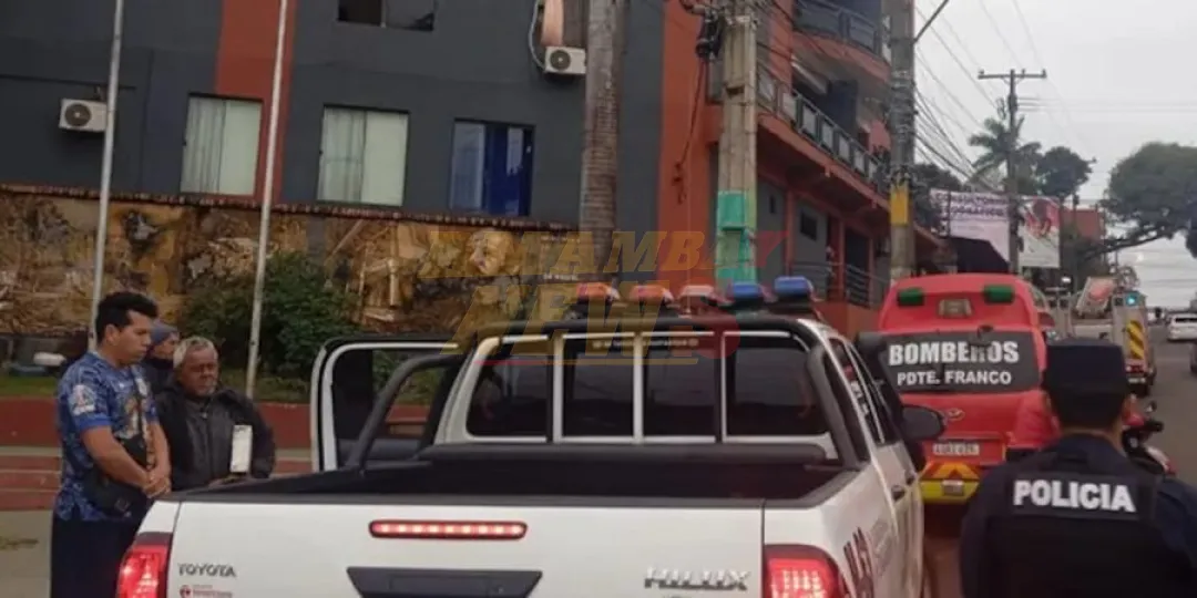 Bomberos salvan a una niña de tres años de una inminente caída de un edificio