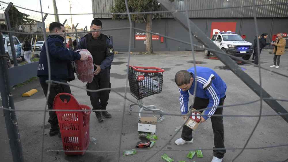 Decenas de detenidos tras robos en tiendas y supermercados en Argentina