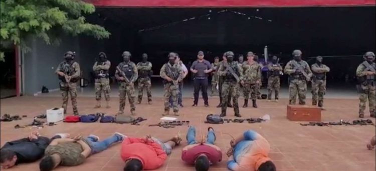Megaoperativo antidrogas en aeródromo de Bolivia: requisan armas de grueso calibre y municiones