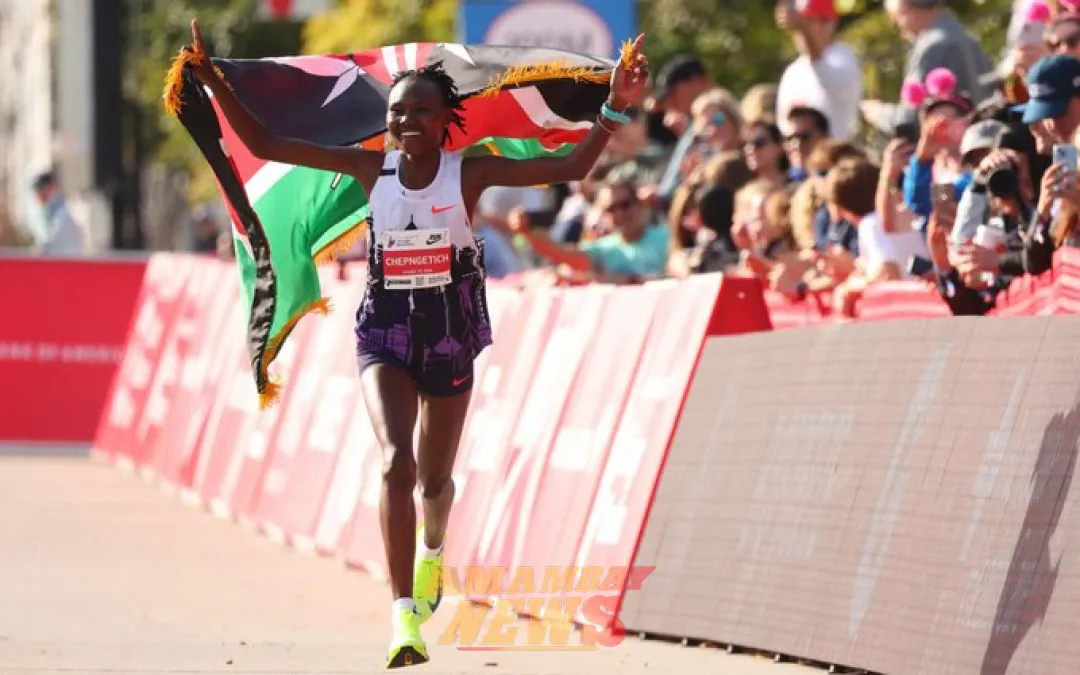 Keniana bate récord mundial y hace historia al ganar el maratón de Chicago
