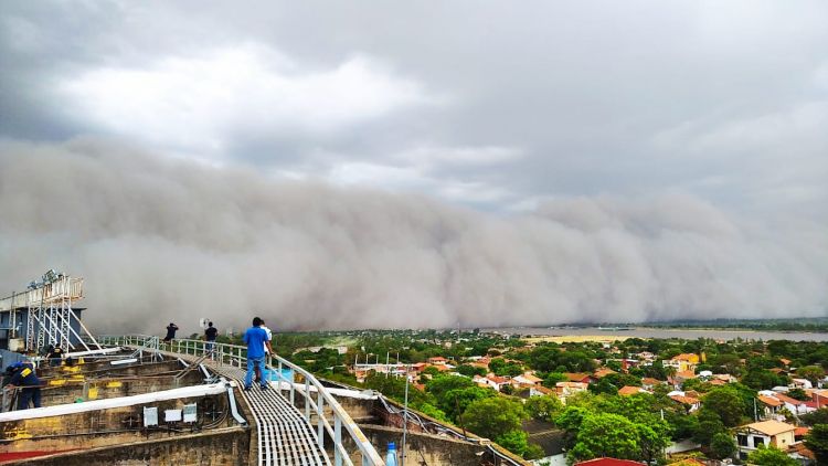 “Tempestad de polvo” llega a Asunción y podría causar lluvias negras