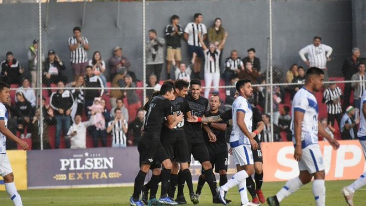 Libertad no suelta el acelerador y sigue bien arriba